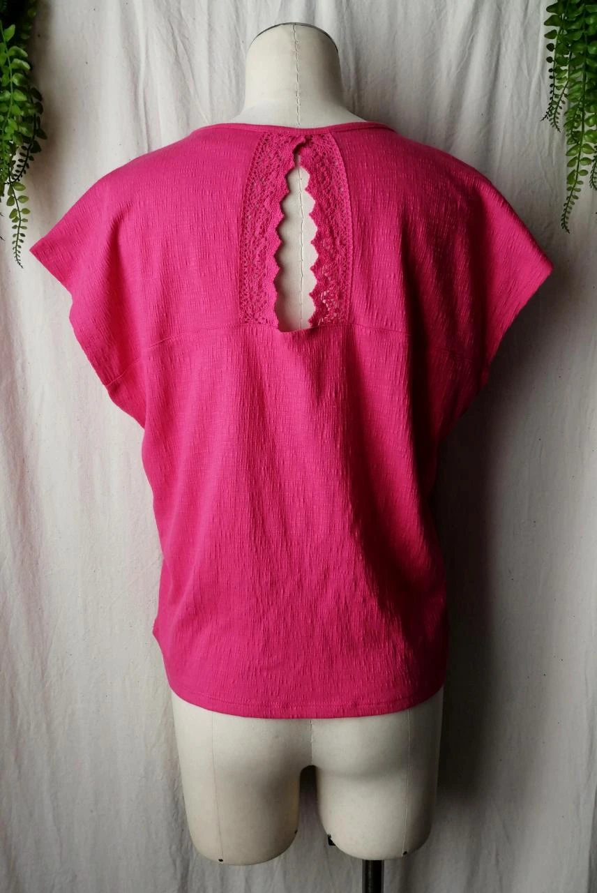 Blusa fluida gola V mangas soltas rosa fúcsia costas detalhe renda "Vila"} – photo 4
